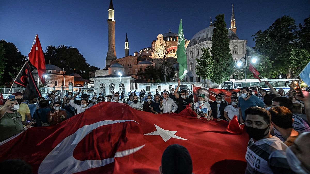 اتراك يحتفلون على مقربة من ايا صوفيا في اسطنبول 
