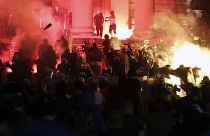 Manifestantes tentam invadir Parlamento da Sérvia
