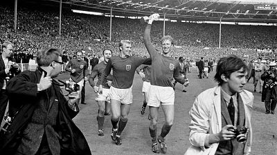 Jack Charlton sostiene el trofeo de ganador de la copa del mundo tras ganar la victoria de Inglaterra sobre Alemania por 4-0 en Wembley en 1966
