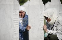 بعد 25 عاما على مذبحة سريبرينيتسا.. الناجون يدفنون بقايا ضحاياهم
