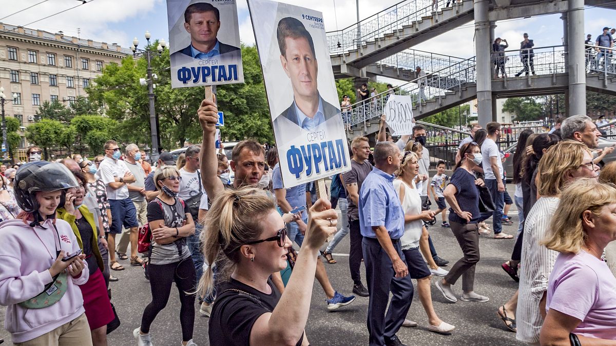 Des manifestants tiennent des portraits du gouverneur Sergueï Fourgal lors de la manifestation du 11 juillet 2020, Khabarovsk, Russie