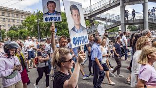 Des manifestants tiennent des portraits du gouverneur Sergueï Fourgal lors de la manifestation du 11 juillet 2020, Khabarovsk, Russie