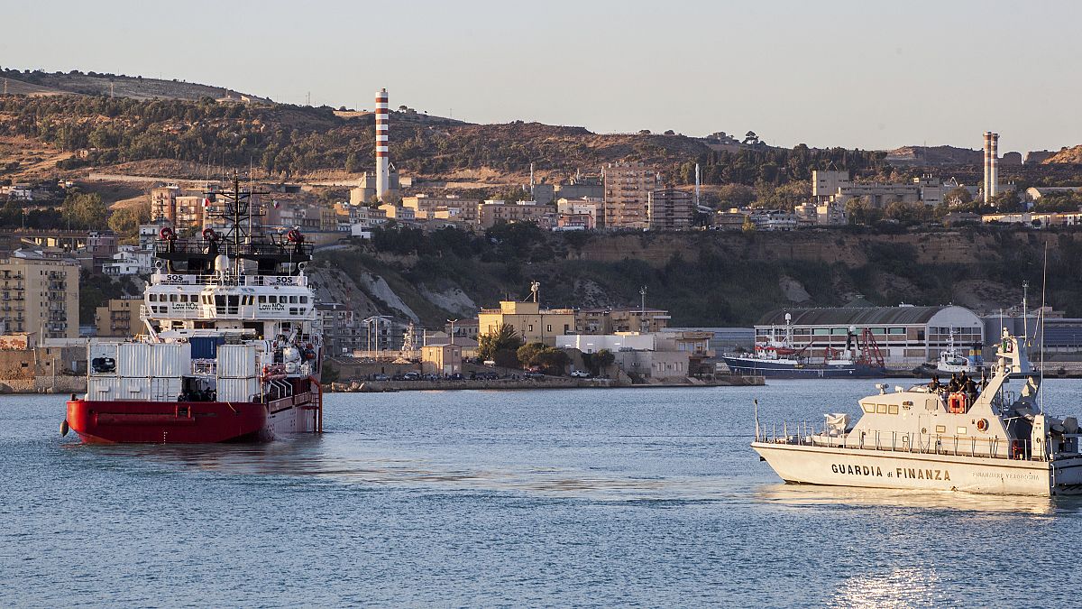 Lampedusa a braços com nova vaga de migrantes