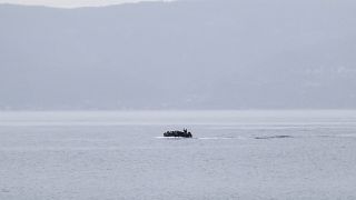 صورة لزورق ينقل مهاجرين على متنه بالقرب من الشواطئ اليونانية