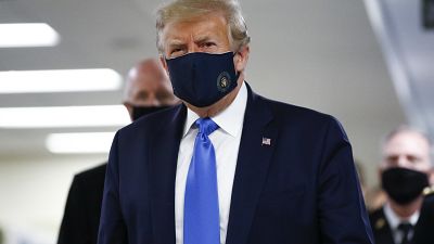 Por vez primera, Donald Trump usa una mascarilla en un acto público