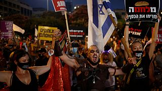 Manifestantes de máscara e sem distanciamento social em protesto em Israel