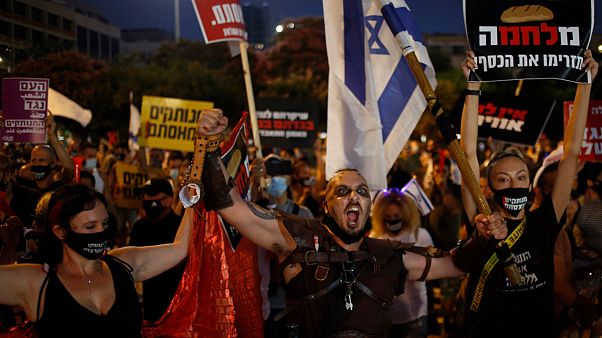 Manifestantes de máscara e sem distanciamento social em protesto em Israel Manifestantes de máscara e sem distanciamento social em protesto em Israel