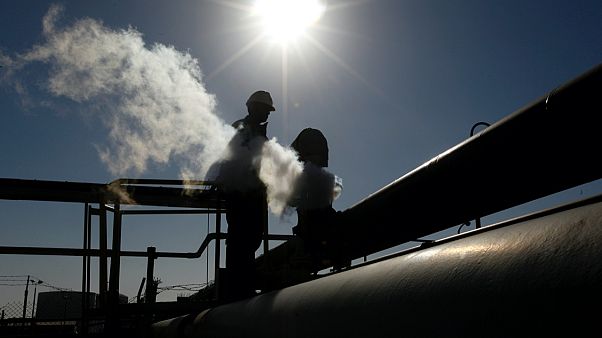 Libya'da Hafter'e bağlı güçler doğu kıyısındaki petrol ihracat terminallerini ve güneydeki bazı petrol sahalarını kapatarak ülkenin petrol üretimini kıstı Libya'da Hafter'e bağlı güçler doğu kıyısındaki petrol ihracat terminallerini ve güneydeki bazı petrol sahalarını kapatarak ülkenin petrol üretimini kıstı