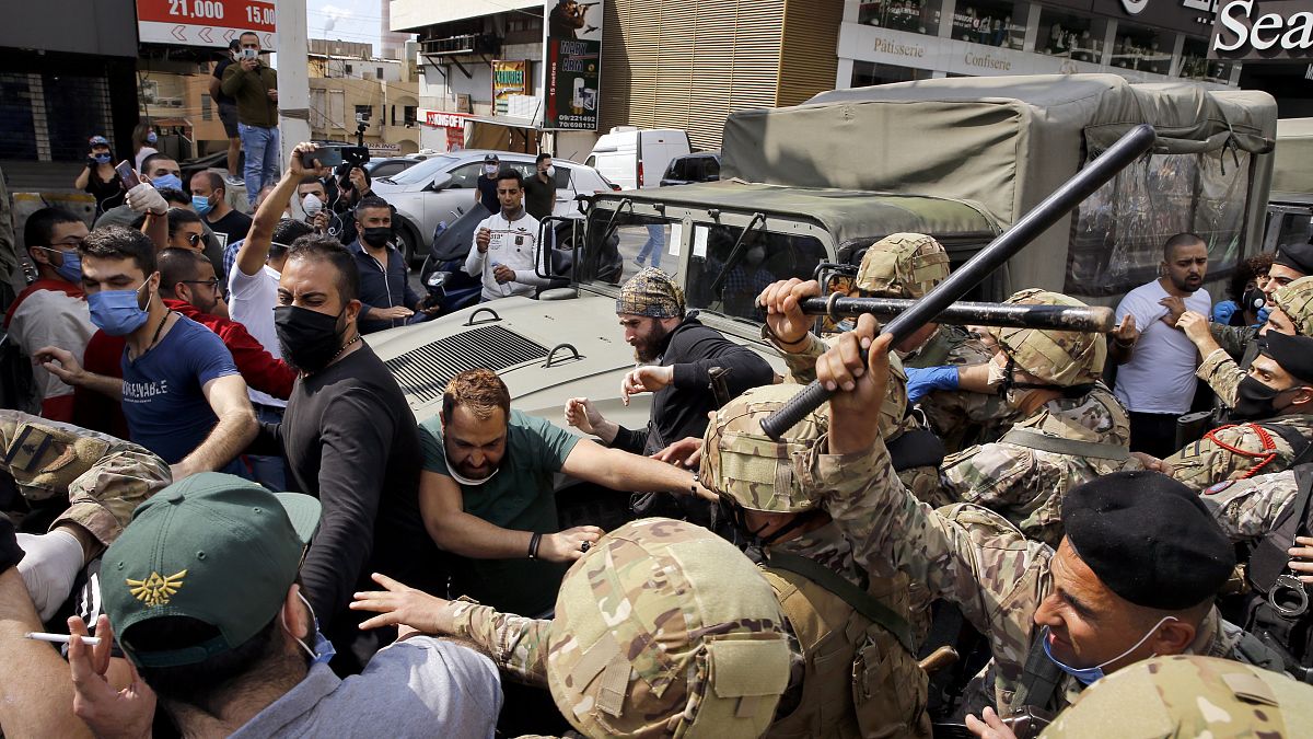 خلال مواجهة بين عناصر الجيش والمتظاهرين في زوق مصبح (جبل لبنان) في نيسان/أبريل الماضي 