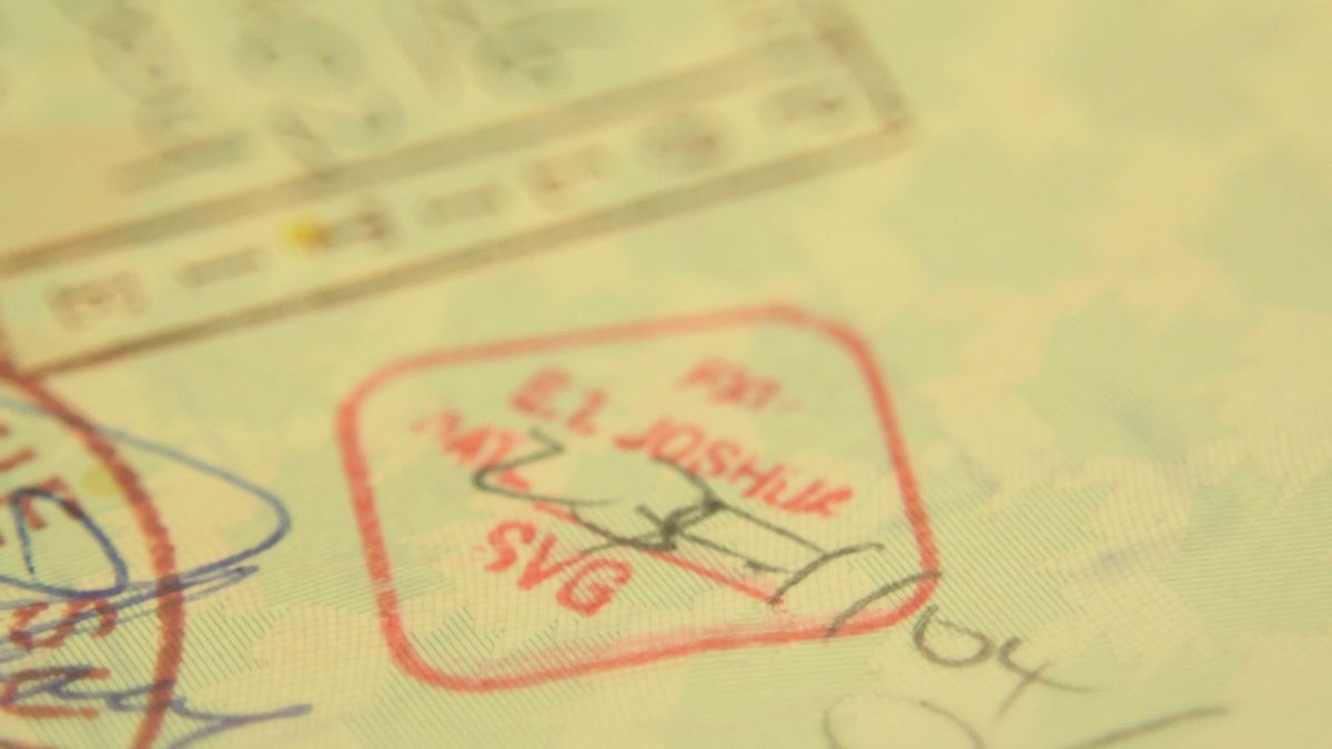ختم دولة غرينادا على أحد جوازات السفر 