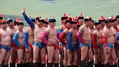 Участники состязания по монгольской борьбе