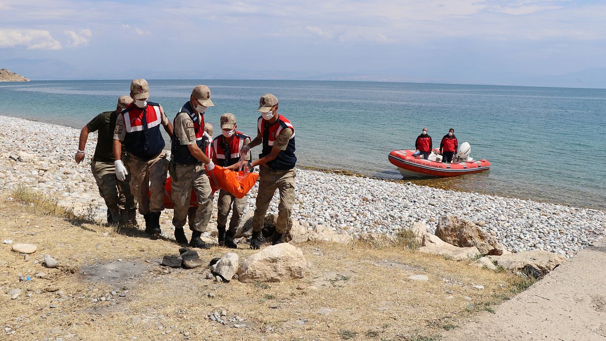  Van Gölü'nde teknenin batması sonucu kaybolan 2 kişinin daha cesedine ulaşıldı.
