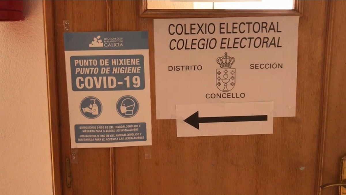 Punto de higiene en un colegio electoral de Galicia