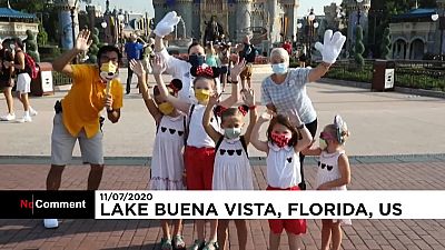Trotz hoher Corona-Zahlen: Begeisterte Besucher im Disneyland Florida