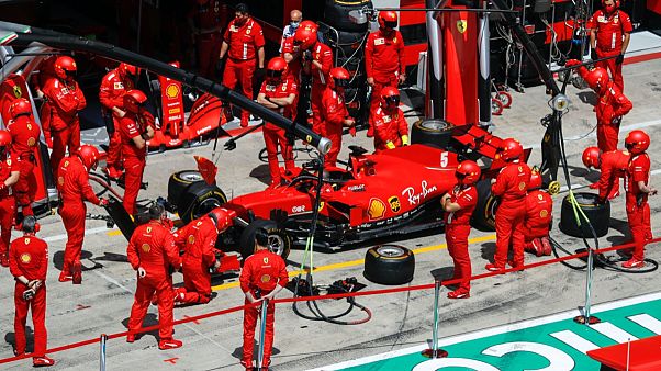 Ferrari ekibi kaza yapan Vettel'in aracını tamir etmek için uğraşsa da Alman pilot yarışa geri dönemedi Ferrari ekibi kaza yapan Vettel'in aracını tamir etmek için uğraşsa da Alman pilot yarışa geri dönemedi