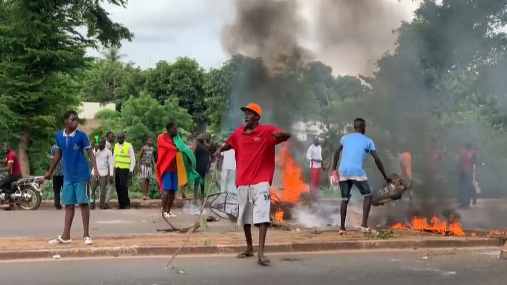 Tension et répression à Bamako : l'imam Dicko appelle au calme