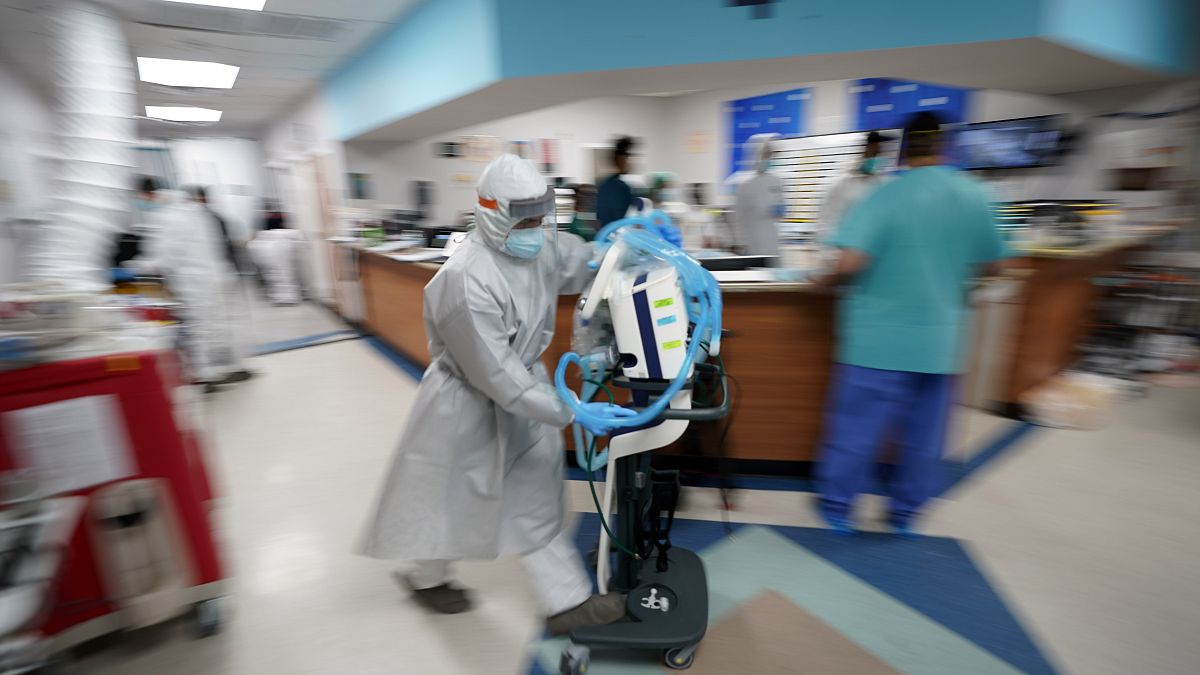 Medici a Houston si affrettano per salvare la vita di un paziente affetto da Covid-19