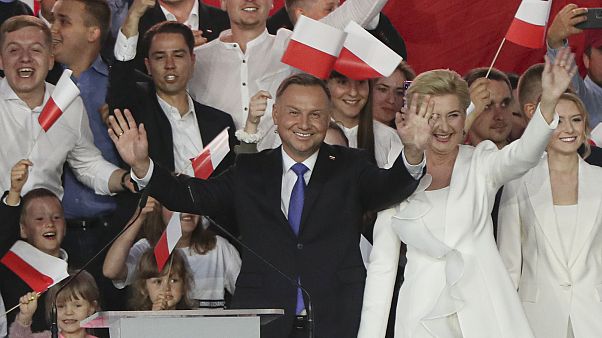 Polonya'da düzenlenen cumhurbaşkanlığı seçimlerinin ikinci turunda, sandık çıkışı anketlerine göre, mevcut Cumhurbaşkanı Andrej Duda yüzde 50,4 oy ile yeniden seçildi. Polonya'da düzenlenen cumhurbaşkanlığı seçimlerinin ikinci turunda, sandık çıkışı anketlerine göre, mevcut Cumhurbaşkanı Andrej Duda yüzde 50,4 oy ile yeniden seçildi.