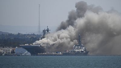 Rauch steigt auf über dem Deck der USS Bonhomme Richard an den Docks von San Diego.