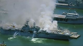 Kriegsschiff steht in Flammen 