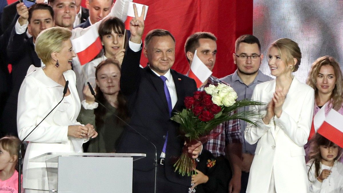 رئيس جمهور محافظه‌کار لهستان در رقابتی نزدیک بار دیگر پیروز انتخابات شد
