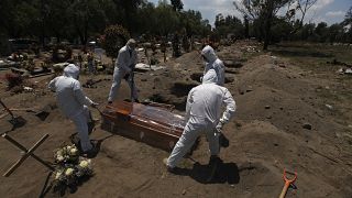 عملية دفن أحد ضحايا كورونا في المكسيك