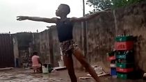 Anthony Mmesoma Madu tánca az esőben