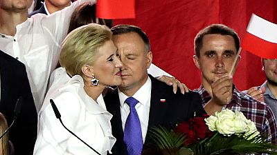 Andrzej Duda é abraçado pela mulher Agata Kornhauser-Duda