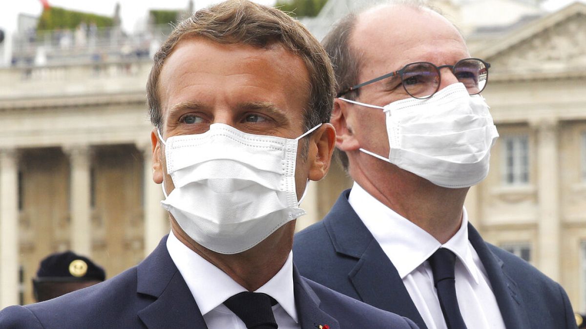 Predicando con el ejemplo. El presidente Macron y el primer ministro Jean Castex con mascarilla tras el desfile del 14 de julio. 