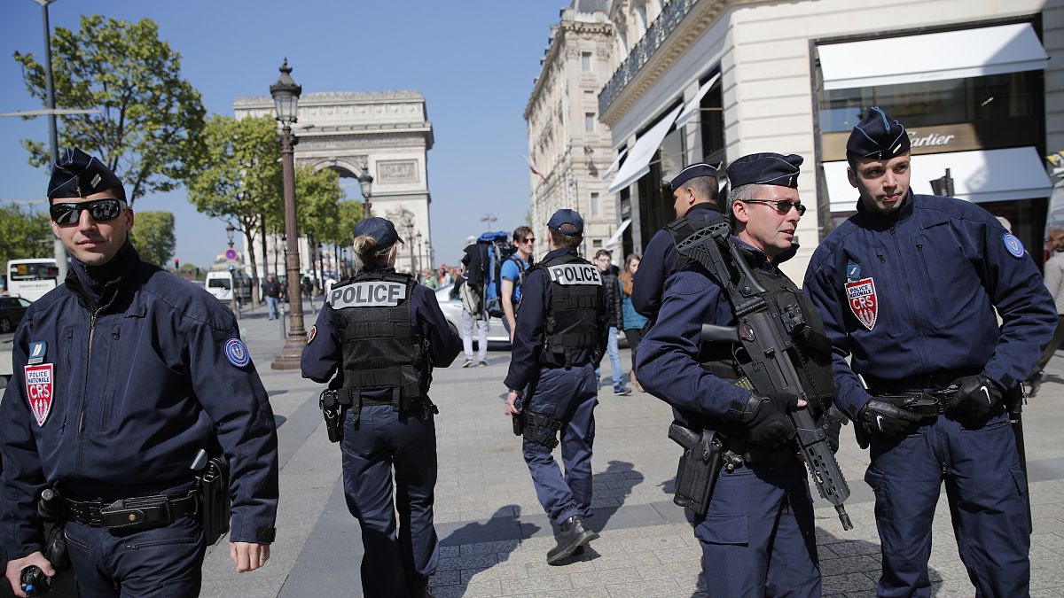 صورة أرشيفية لانتشار عناصر من الشرطة الفرنسية في باريس 