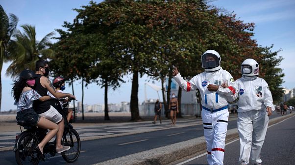 Βραζιλία-COVID-19: Φόρεσαν στολές αστροναύτη για προστασία και βγήκαν στους δρόμους Βραζιλία-COVID-19: Φόρεσαν στολές αστροναύτη για προστασία και βγήκαν στους δρόμους