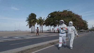 شاهد: بزة لرجال الفضاء للحدّ من انتشار فيروس كورونا على شاطئ كوباكابانا