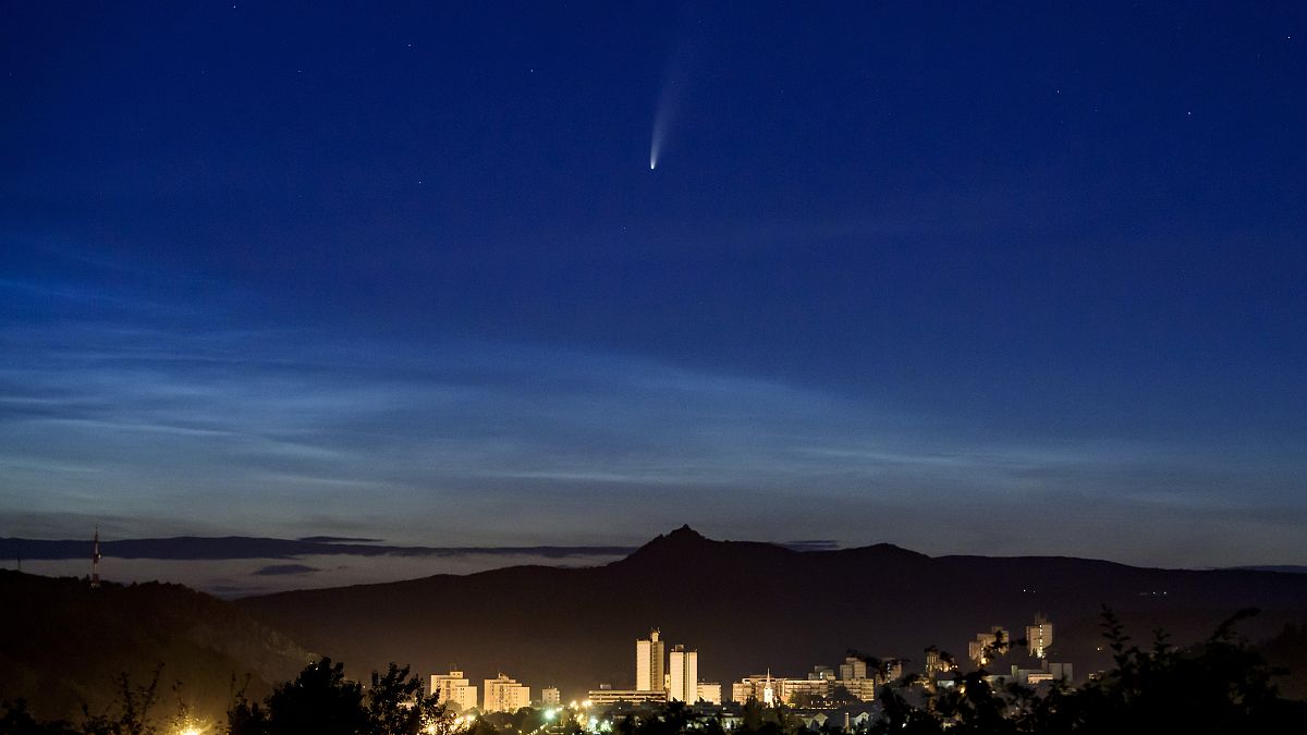Εντυπωσιακές εικόνες από τον φωτεινότερο κομήτη που περνάει κοντά από τη Γη
