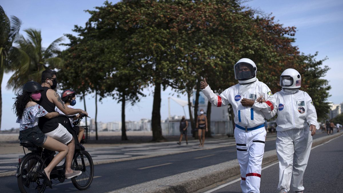L'impiegato contabile Tercio Galdino, 66 anni, assieme alla moglie Alicea mentre passeggiano per Copacabana vestiti da astronauti. Galdino ha una malattia cronica ai polmoni