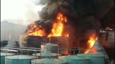 Chinesische Raffinerie versinkt im Flammenmeer