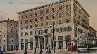Una foto del Narodni Dom nel 1910, 10 anni prima del rogo. Nel 1927 è stato espropriato alla comunità slovena, oggi è sede della Scuola per Interpreti e Traduttori