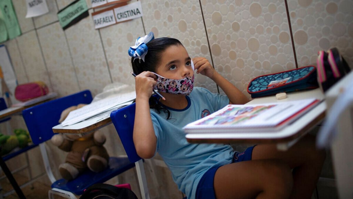 کودک برزیلی با ماسک در مدرسه