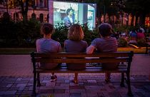 Kertmozizó fiatalok a budapesti Hunyadi téren - a szórakozás visszaköltözött az emberek hétköznapjaiba