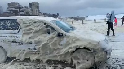 Afrika'nın uç noktası Cape Town'da çıkan fırtına okyanusu köpürttü