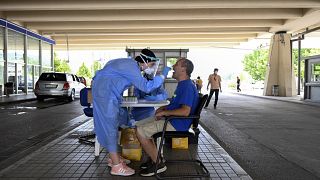 موظفة بقطاع الصحة اليونانية تقوم بإجراء فحص كوفيد-19 لسائح عند معبر19بروماهوناس الحدودي مع بلغاريا ، 6 يوليو ، 2020
