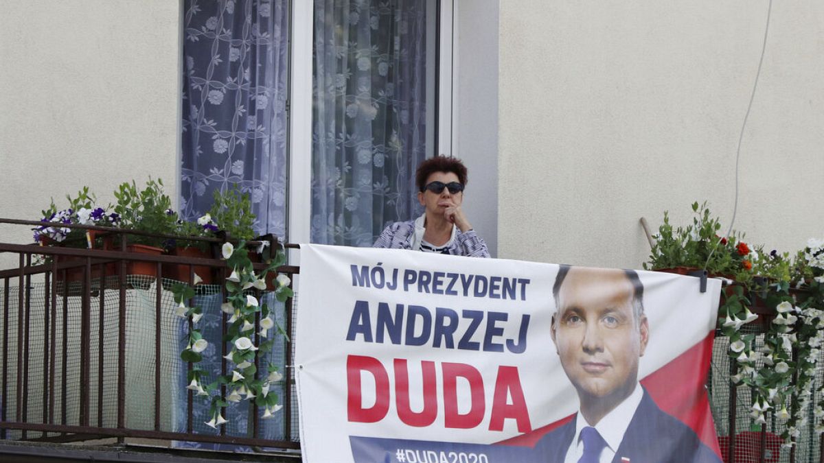 Presidente polaco reeleito apela à união