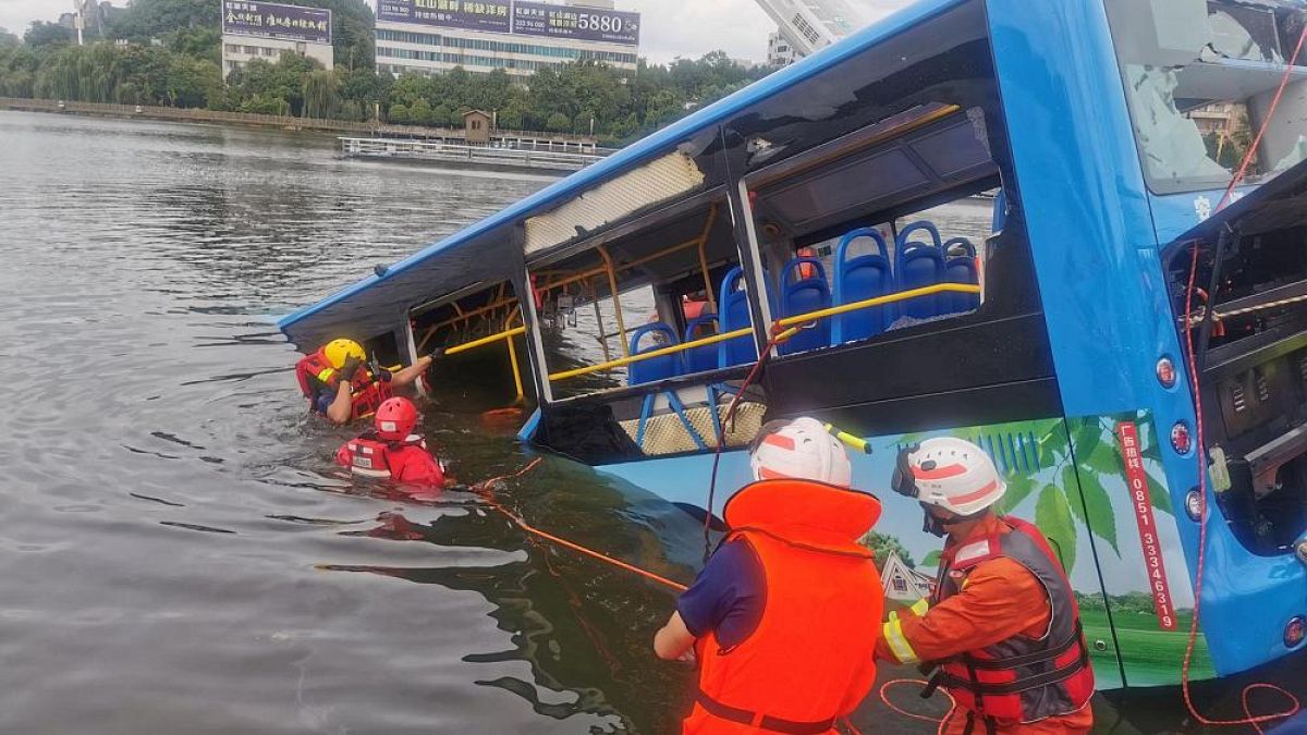 Çin'de göle düşen otobüs