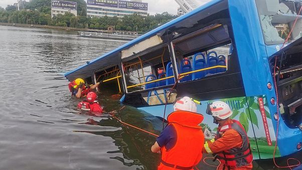 Çin'de göle düşen otobüs Çin'de göle düşen otobüs