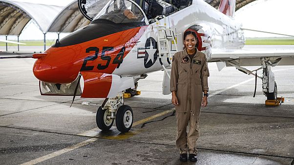 Le lieutenant Madeline Swegle devant un T-45C Goshawk le 7 juillet 2020. Le lieutenant Madeline Swegle devant un T-45C Goshawk le 7 juillet 2020.