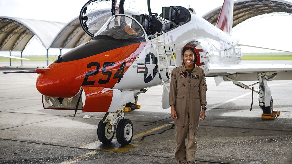 Η πρώτη αφροαμερικανή πιλότος του Πολεμικού Ναυτικού των ΗΠΑ