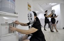 Ofis ortamında maske ile dolaşan çalışanlar (arşiv)