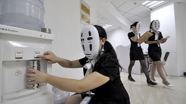 Ofis ortamında maske ile dolaşan çalışanlar (arşiv) Ofis ortamında maske ile dolaşan çalışanlar (arşiv)