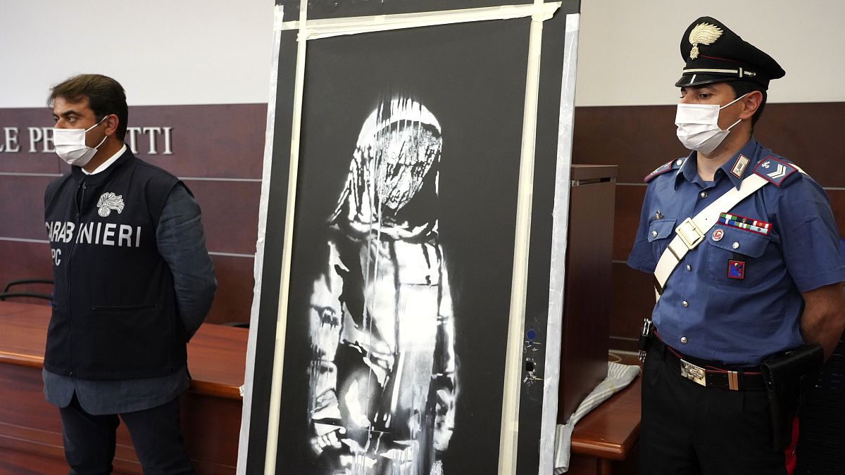 La porta di Banksy, omaggio alle vittime del Bataclan, torna a Parigi