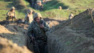 أفراد من الجيش الأرميني يتخذون مواقعهم في منطقة تافوش