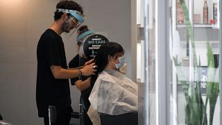 Archivo. Una peluquería estadounidense utilizando material de protección.